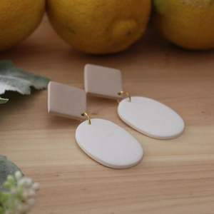 Pendientes de resina hechos a mano para mujer, diseños personalizables de lunares y estampado de animales en colores de doble tono con estilo Ángel - Product Image 2