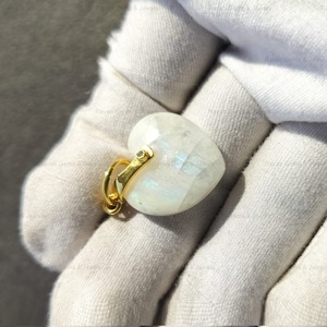 จี้พลอยมูนสโตนสีรุ้งเรียบธรรมชาติ12มม. ขายดีที่สุดสำหรับผู้หญิงเงินสเตอร์ลิงรูปหัวใจโรเดียม - Product Image 5