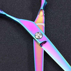 Tijeras de corte de pelo de titanio Diseño personalizado Tijera de borde de hoja elegante Tijera resistente Hecho en Pakistán - Product Image 5