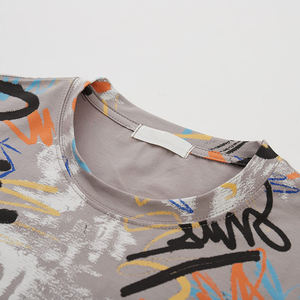 เสื้อยืดคอกลมแขนสั้นพิมพ์ลายกราฟฟิตีสำหรับผู้ชาย ทรงโค้งยาวพิเศษ สไตล์อูร์เบน - Product Image 3