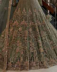 Superbe tenue de mariée brodée Lehenga Choli avec Dupatta au design traditionnel pour femmes, prête à être expédiée pour les mariages et les fêtes - Product Image 3