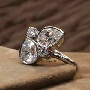 Anillo de Compromiso de Plata de Ley con Diamante Cultivado en Laboratorio, Corte Pera y Redondo, Engastado en Puntas, Estilo Único para Mujer - Product Image 1