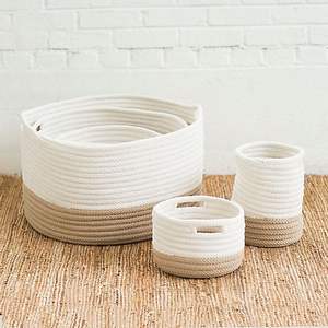 Panier en corde de macramé en coton décoratif pour le rangement de la chambre d'enfant avec une texture douce et des matériaux sans danger pour les enfants - Product Image 1