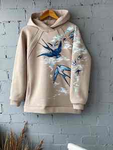 Sudadera con Capucha Personalizada con Estampado, Diseño de Golondrina y Nube Bordada y Pintada, Manga Raglán, Algodón - Product Image 4