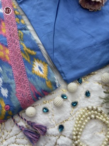 Conjunto de traje pesado bellamente decorado con cuello de encaje intrincado disponible a precio mayorista de la India - Product Image 2