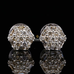 Bonitos pendientes de tuerca helados con diamantes redondos brillantes y moissanita de corte Baguette en oro sólido de 10kt para mujer - Product Image 1