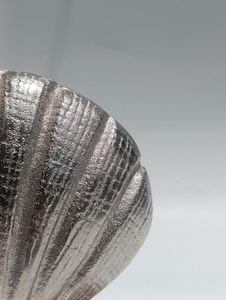 Sculpture de table en métal coquille de mer en laiton AK en argent fini avec une base en bois pièce maîtresse unique pour la décoration de salon - Product Image 2