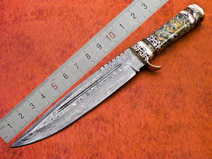 Couteau Bowie en acier Damas personnalisable OEM fait à la main avec manche en résine turquoise et étui en cuir à motif torsadé pour EDC - Product Image 6