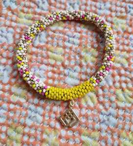 Bracelet artisanal en perles de verre multicolores élastiques, bijoux de mode en gros pour la distribution OEM et l'exportation - Product Image 4