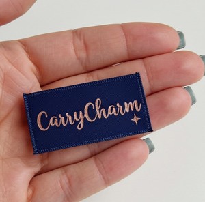 Étiquettes tissées damassées en satin conçues sur mesure pour les uniformes et les sacs d'équipement d'extérieur-Service OEM et ODM de livraison rapide pour les vêtements - Product Image 4