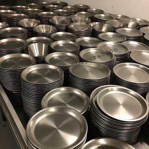 Assiette à dîner ronde en acier inoxydable plaqué or, plateau de vaisselle design classique de haute qualité pour hôtel restaurant traiteur de luxe - Product Image 6