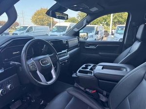 GMC Sierra 1500 SLT Crew Cab 4x4 2024 d'occasion en excellent état, conduite à gauche, sièges en cuir, pneus R15, régulateur de vitesse adaptatif - Product Image 2
