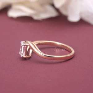 Bague de fiançailles minimaliste solitaire en or blanc/rose et or jaune 18 carats avec diamant de laboratoire taille émeraude certifié IGI - Product Image 2
