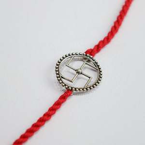 Rakhi Religioso de Plata 925 con Bendiciones Swastik, Joyería India con Circonita y Diamante para Regalos - Product Image 1