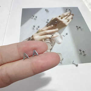 Pendientes Pequeños con Iniciales de 18G para Mujeres y Niñas, Plata de Ley 925 Hipoalergénica, Estilo Religioso Moderno para Fiestas y Regalos - Product Image 4