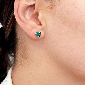Boucles d'oreilles clous en malachite brute de 5-7 mm, serties à griffes plaquées argent, faites à la main, délicates et minimalistes, bijoux en pierre précieuse verte pour femmes - Product Image 6