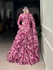 New Evergreen Designer Outfit Modern Style Tabby Silk Lehenga Choli & Dupatta Avec Imprimé Avec Hotfix Work Vente entière Fournisseur - Product Image 4