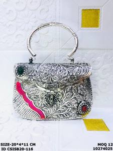 Pochette de soirée exclusive en laiton faite à la main pour femme, avec chaînes argentées, par Craftstages International Delhi - Product Image 2