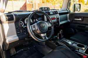 TOYOTA FJ CRUISER SUV USADO CON BAJO KILOMETRAJE - Product Image 3