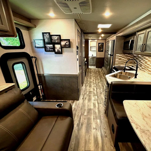 ผู้จัดจำหน่ายรถบ้านมือสอง ปี 2024 รุ่น Fleet wood RV Flair Class A เครื่องยนต์แก๊ส 32N - Product Image 3