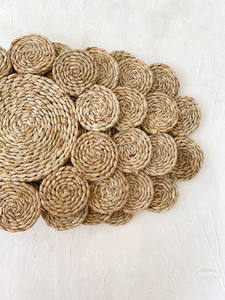 Napperons en jonc de mer fabriqués au Vietnam vaisselle décorative tissée à la main en forme de fleur - Product Image 2