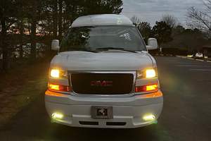 GMC Savana G2500 Explorer 2023, Conversión de Camioneta a Van de Lujo, Interior para 9 Pasajeros, Sistema de Entretenimiento Trasero - Product Image 2