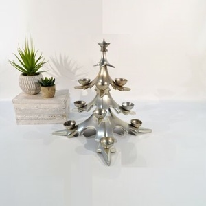 เชิงเทียนรูปต้นคริสต์มาสสีทองแบบโบราณชิ้นกลางที่ทำจากโลหะที่สง่างามพร้อมเชิงเทียนสี่แท่ง - Product Image 6