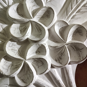 Decoración de Pared Artesanal, Panel de Pared con Flores de Jazmín, Marco de Madera Tallado Desgastado con Acabado Blanco, Adorno Decorativo para Sala de Estar - Product Image 4