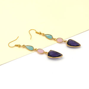 Boucles d'oreilles pendantes bohèmes faites à la main avec fleurs et pierres multiples |   Calcedoine bleue rose, améthyste violette |   Plaqué or 14 carats sans nickel - Product Image 2