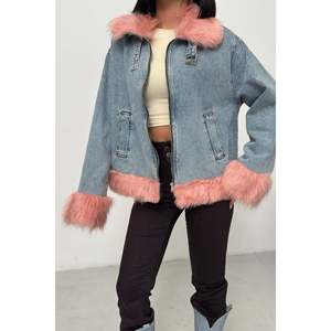 Chaqueta Vaquera XLove para Mujer con Ribete de Piel, Modelo 6170, Azul Medio, Lavado Nieve, Estilo Casual de Invierno Hip Hop, Corte Regular, con Botones - Product Image 4
