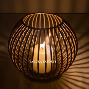 Bougeoir de style cage en fer blanc avec motif rond audacieux et forme propre pour une lueur contemporaine dans les espaces d'inspiration urbaine - Product Image 2