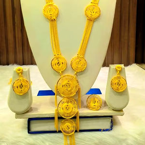 Ensemble de bijoux de mode plaqué or 24 carats de Dubaï, collier, boucles d'oreilles, bracelets, peignes, broches, en cuivre pour la Turquie - Product Image 1