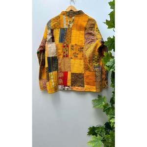 Veste courte réversible en patchwork de sari en soie faite à la main, matelassée, brodée Kantha, en coton, pour l'hiver, style bomber universitaire en peau de mouton - Product Image 2