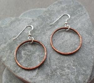 Boucles d'oreilles en cuivre de style indien traditionnel pour un usage quotidien avec des motifs artisanaux et un look vintage oxydé de qualité supérieure - Product Image 6