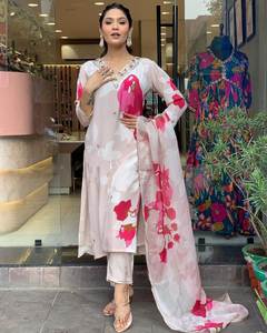 2024 último diseñador de moda trabajo hecho a mano Reyon Slub Kurti con espejo trabajo Plazzo Set para mujeres mejor calidad seda Sari - Product Image 3