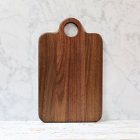 Talenan kayu aman untuk memotong sayuran, buah, rempah-rempah, dan daging, sambil menjaga kebersihan sepanjang proses memasak.