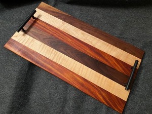 Planche de service rectangulaire en bois massif avec poignées en métal |   Plateau ottoman en noyer de luxe personnalisé pour le café et le thé. - Product Image 4
