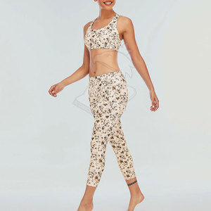 Conjunto de Yoga con estampado elegante para mujer con patrones personalizados Ajuste cómodo y tela transpirable Perfecto para el entrenamiento - Product Image 3