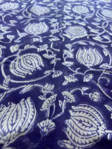 Tela de algodón estampada a mano en azul índigo con motivos florales de enredaderas |   Textiles Tradicionales Indios - Product Image 4