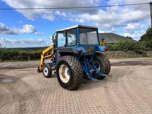 Tracteur agricole FORD 4110 54HP 4WD avec chargeur Bomford, transmission par engrenages, garantie de 2 ans sur le moteur et la pompe - Product Image 4