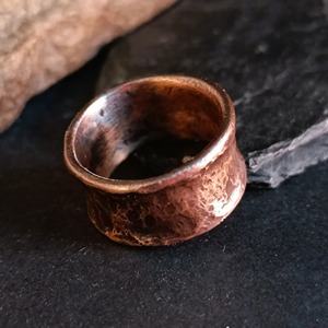 Anillo apilable de cobre, anillo de metal texturizado, anillo unisex de cobre, regalo para ella, regalo para él, joyería de cobre en bruto, anillo moderno rústico - Product Image 2