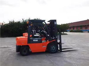 Chariot élévateur contrepoids d'occasion légèrement utilisé, 3 tonnes, à moteur thermique, orange, équipement de manutention industriel à vendre - Product Image 1