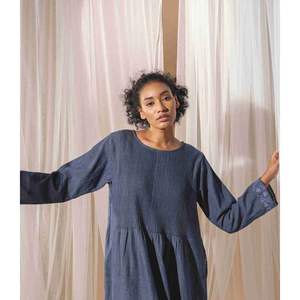 Vestido RAKA de Algodón Tejido a Mano - Azul Denim Casual, Largo hasta la Rodilla, Estampado Floral, Transpirable, Sostenible, Tallas S/M/L, Volantes Caídos, Completo - Product Image 5