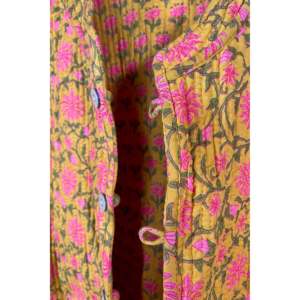 Chaleco de punto vintage rosa cúrcuma con estampado Mughal hecho a mano y botones para primavera, invierno y otoño - Product Image 5
