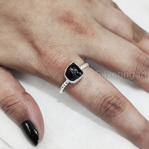 Bague en argent sterling 925 pour femme, pierre brute, tourmaline noire, pierre de naissance d'octobre, bande torsadée, pour fêtes et Noël - Product Image 3