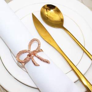 Anneau de serviette en or luxueux et exquis avec nœud papillon pour des dîners romantiques, luxueux et classiques, des fêtes, des maisons, des restaurants, décoration de table - Product Image 2