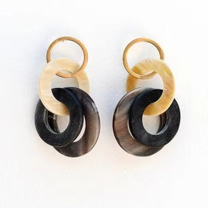 ต่างหูรูปเขาสัตว์ธรรมชาติสำหรับผู้หญิงเครื่องประดับรูปตาควายใช้งานประจำวันงานหัตถกรรมธรรมชาติ - Product Image 1