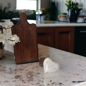 Planche à découper en bois de manguier antique marron écologique fabriquée à la main par un artisan indien, bordure d'écorce d'arbre sans danger pour la maison et les hôtels - Product Image 4