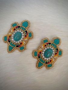 Boucles d'oreilles clous de mode élégantes et stylées, au design unique et fantaisie, brodées de perles, faites à la main, de haute qualité, pour le jour du match de pickleball - Product Image 5