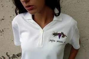 T-shirt pour femme en coton doux 100%, taille plus, respirant, confortable, devant uni, impression personnalisée en couleur, col roulé tendance - Product Image 3